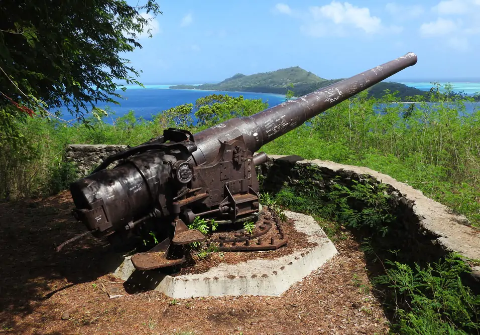Kanone aus dem 2. Weltkrieg bei der Faanui-Bucht